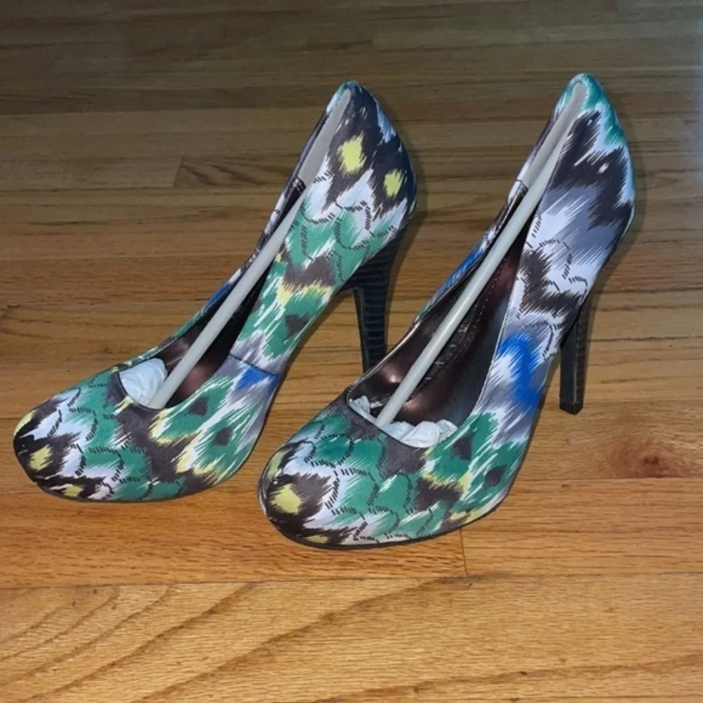 peacock 🦚 inspired design pump by Bamboo nwot